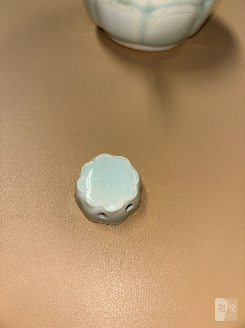 明 青白釉花形水注 - 图7